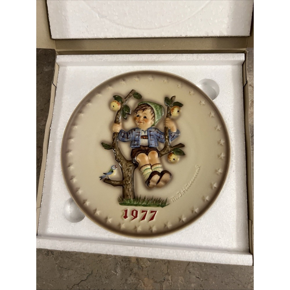 1977 Hummel Goebel Boy In Apple Tree Annual Plate